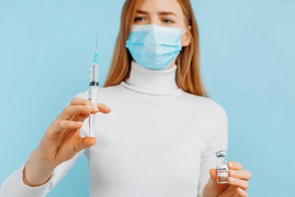 Doktor Injekční Lahvičkou Kovid Koronavirovou Vakcínou Injekční Stříkačkou Připravenou Aplikaci — Stock fotografie