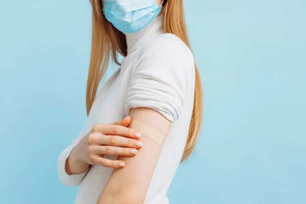 Mujer Joven Saludable Máscara Médica Vacunada Inmunidad Fondo Azul Concepto — Foto de Stock