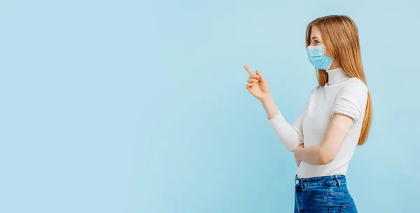 Mujer Joven Saludable Máscara Médica Vacunada Inmunidad Fondo Azul Concepto — Foto de Stock