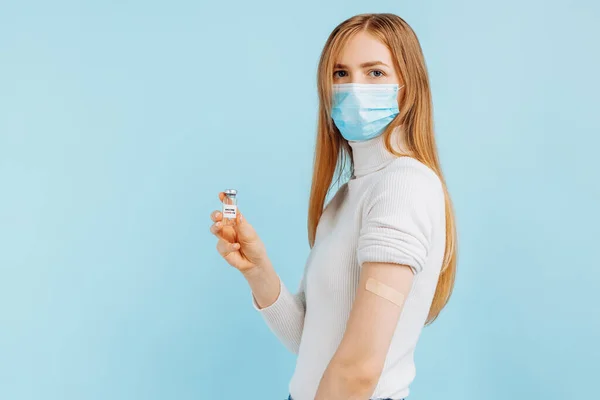 Giovane Donna Sana Maschera Medica Vaccinata Immunità Sfondo Blu Concetto — Foto Stock
