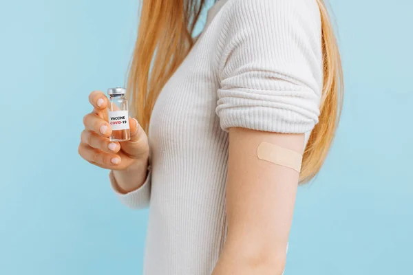 Zdravá Mladá Žena Lékařské Masce Očkovaná Imunita Modré Pozadí Doporučená — Stock fotografie