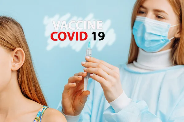 Médica Fêmea Vacina Menina Fundo Azul Close Conceito Vacinação Coronavírus — Fotografia de Stock