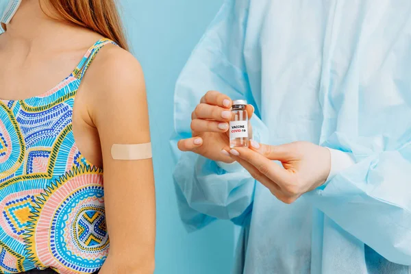 Vakcinační Koncept Žena Lékař Dávat Očkování Proti Covid Covid Malé — Stock fotografie