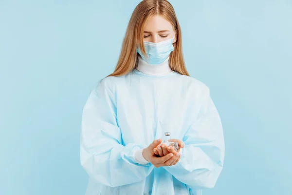 Médico Mujer Con Una Máscara Médica Cara Sostiene Una Vacuna — Foto de Stock