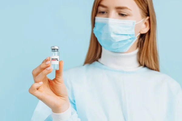 Lékařka Lékařské Masce Obličeji Drží Vakcínu Proti Chřipce Spalničkám Koronaviru — Stock fotografie