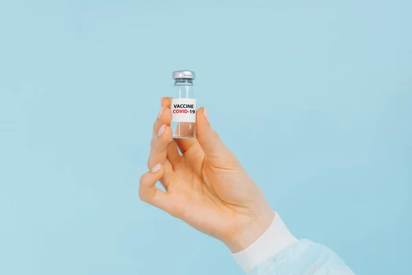 Lékař Drží Zkumavku Koronavirovou Vakcínou Izolovaném Modrém Pozadí 2019 Ncov — Stock fotografie
