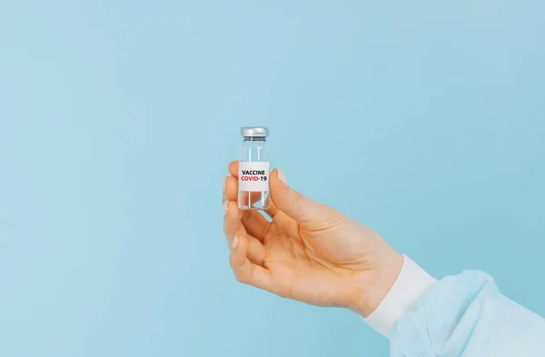 Lékař Drží Zkumavku Koronavirovou Vakcínou Izolovaném Modrém Pozadí 2019 Ncov — Stock fotografie