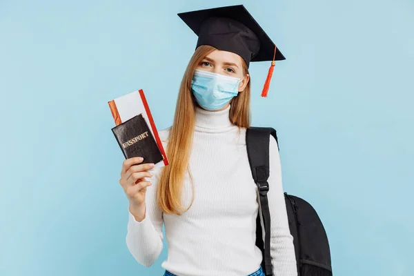 Χαρούμενη Νεαρή Φοιτήτρια Ιατρική Μάσκα Φοιτήτρια Καπέλο Αποφοίτησης Διαβατήριο Και — Φωτογραφία Αρχείου