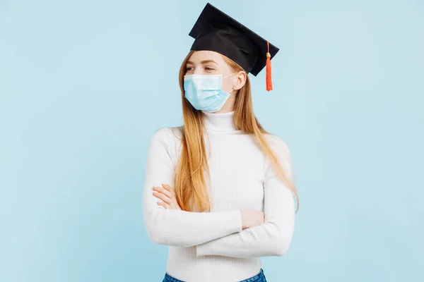 Χαρούμενη Σκέψη Απόφοιτος Ιατρικής Μάσκας Φοιτητής Στο Καπέλο Αποφοίτησης Χαρτοφύλακα — Φωτογραφία Αρχείου