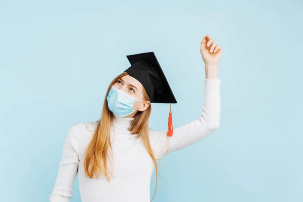 Feliz Graduada Chapéu Formatura Máscara Médica Estudante Celebrando Vitória Gritando — Fotografia de Stock