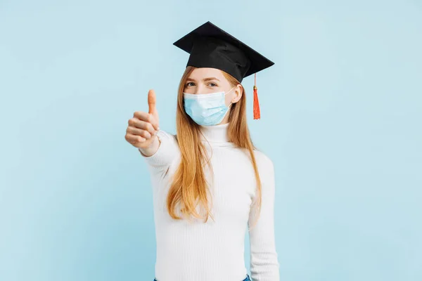 Glückliche Studentin Medizinischer Maske Zeigt Daumen Hoch Auf Blauem Hintergrund — Stockfoto