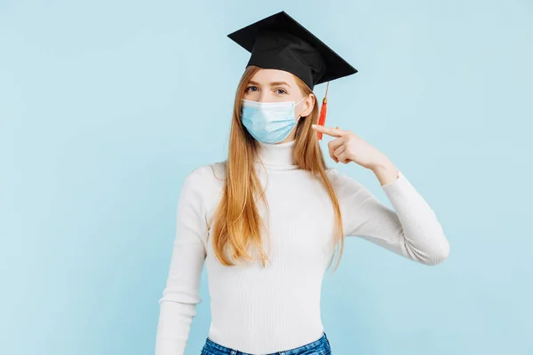 Χαρούμενη Σκέψη Απόφοιτος Ιατρικής Μάσκας Φοιτητής Στο Καπέλο Αποφοίτησης Χαρτοφύλακα — Φωτογραφία Αρχείου