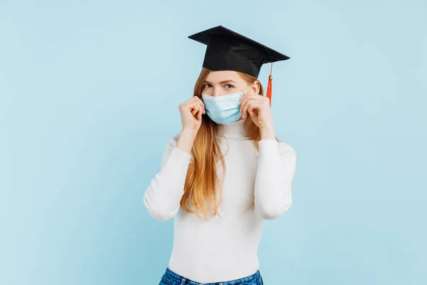 Glücklich Denkende Absolventin Medizinischer Maske Studentin Mit Doktorhut Und Aktentasche — Stockfoto