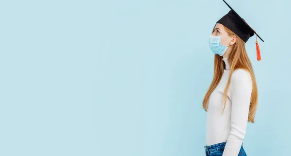 Glücklich Denkende Absolventin Medizinischer Maske Studentin Mit Doktorhut Und Aktentasche — Stockfoto
