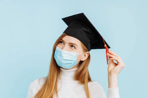 Pensamento Feliz Graduado Máscara Médica Estudante Chapéu Graduação Com Pasta — Fotografia de Stock