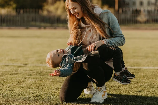 Giovane Bella Mamma Famiglia Con Bambino Piccolo Che Abbraccia Cammina — Foto Stock