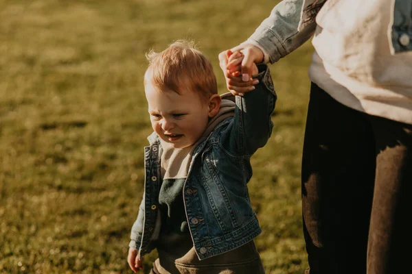 Mama Syn Bawią Się Biegają Parku Mama Trzyma Dziecko Rękę — Zdjęcie stockowe