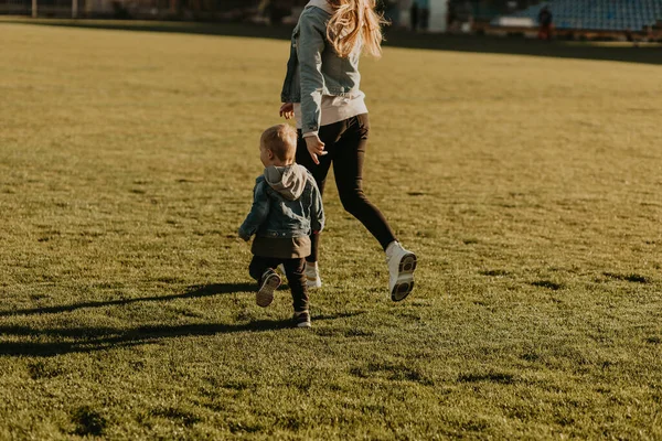 Bella Famiglia Felice Divertirsi Fare Jogging All Aperto Mamma Bambino — Foto Stock