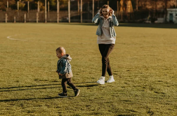 Bella Famiglia Felice Divertirsi Fare Jogging All Aperto Mamma Bambino — Foto Stock