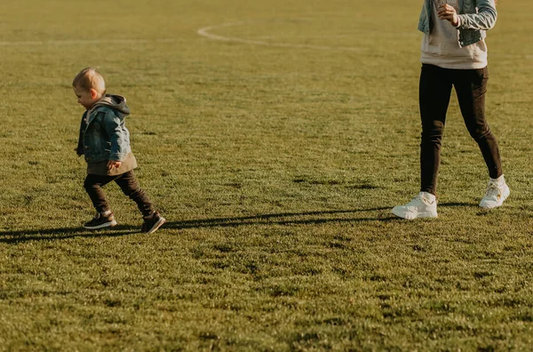 Hermosa Familia Feliz Divirtiéndose Corriendo Aire Libre Mamá Bebé Corriendo — Foto de Stock