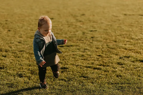 Szczęśliwy Uśmiechnięty Chłopczyk Bawiący Się Biegający Parku Zielonym Tarasie Słoneczny — Zdjęcie stockowe