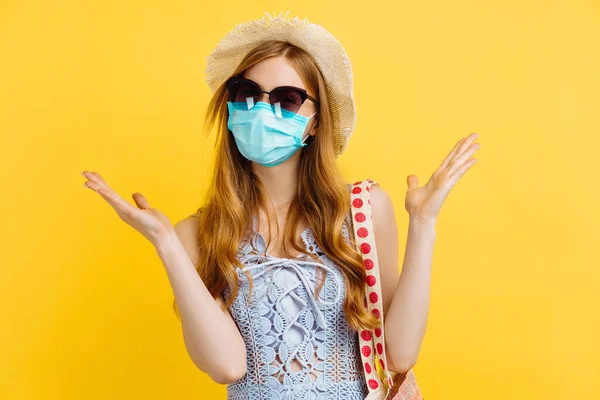 Jovem Mulher Feliz Máscara Protetora Médica Chapéu Verão Roupas Verão — Fotografia de Stock