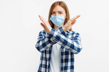 Tıbbi koruyucu maskeli genç bir kadının portresi Coronavirus salgınını durdurmak için el hareketini beyaz arka planda, sağlık sisteminde, salgın hastalıkta, covid-19 salgınına karşı gösteriyor.