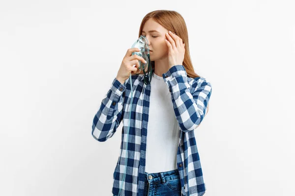 Doente Jovem Paciente Usando Máscara Oxigênio Fundo Branco Isolado — Fotografia de Stock