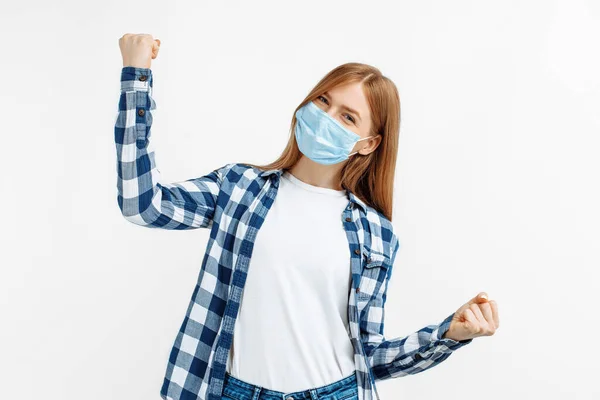 Jovem Mulher Vestindo Máscara Médica Apertando Punhos Com Felicidade Abrindo — Fotografia de Stock