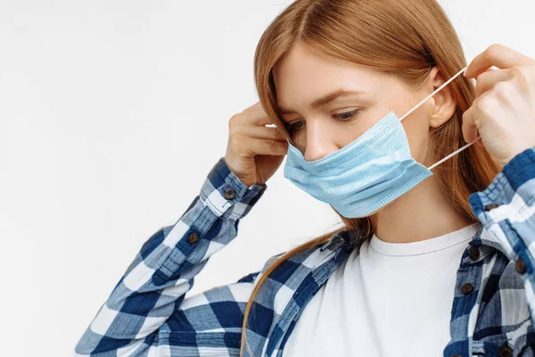 Mulher Jovem Saudável Usando Máscara Protetora Médica Para Proteger Saúde — Fotografia de Stock