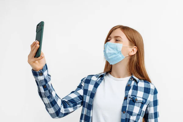 Jovem Feliz Máscara Protetora Médica Fazendo Chamada Vídeo Line Telefone — Fotografia de Stock