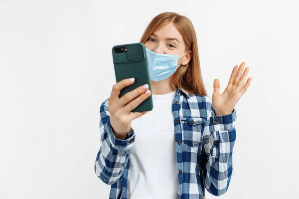 Boldog Fiatal Orvosi Védő Maszk Hogy Videohívás Online Mobiltelefon Interneten — Stock Fotó