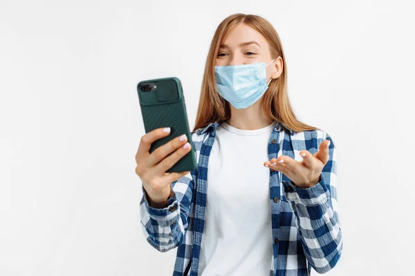 Jovem Feliz Máscara Protetora Médica Fazendo Chamada Vídeo Line Telefone — Fotografia de Stock