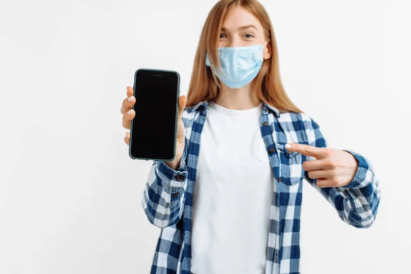 Retrato Uma Jovem Sorridente Vestindo Uma Máscara Médica Para Proteção — Fotografia de Stock