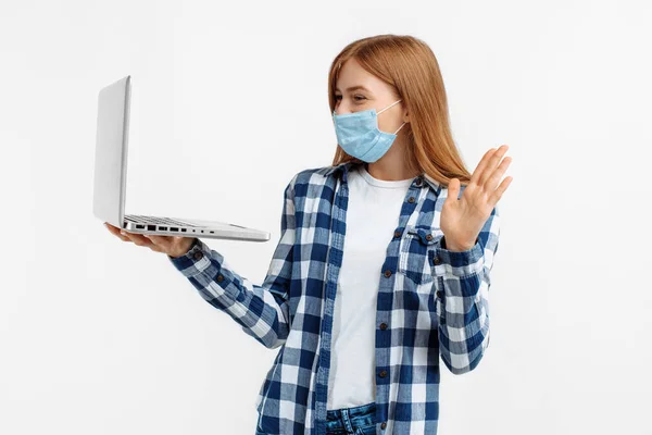 Jovem Feliz Máscara Protetora Mão Acenando Segurando Laptop Chamada Distância — Fotografia de Stock