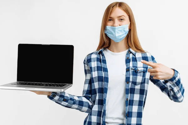 Jovem Feliz Máscara Médica Mostrando Tela Laptop Branco Fundo Branco — Fotografia de Stock