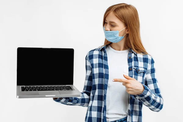 Jovem Feliz Máscara Médica Mostrando Tela Laptop Branco Fundo Branco — Fotografia de Stock