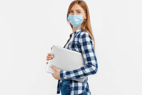 Jovem Mulher Sorridente Feliz Vestindo Máscara Médica Protetora Roupas Casuais — Fotografia de Stock