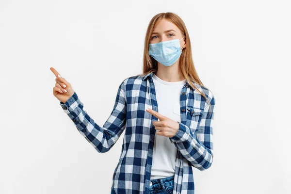 Jovem Mulher Máscara Protetora Médica Apontando Com Dedo Para Lado — Fotografia de Stock