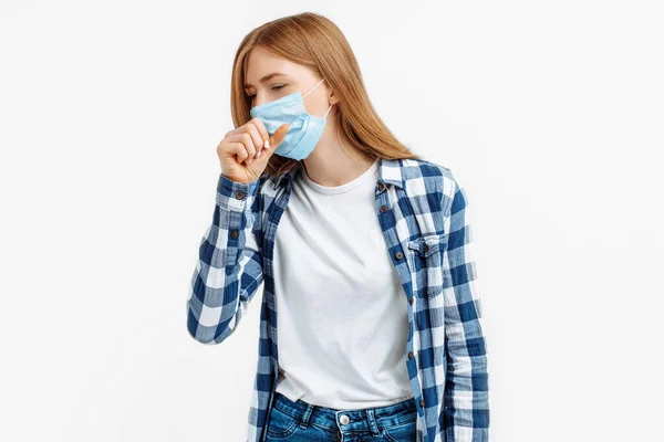 Jovem Mulher Máscara Protetora Médica Sofrendo Tosse Sentindo Mal Sobre — Fotografia de Stock
