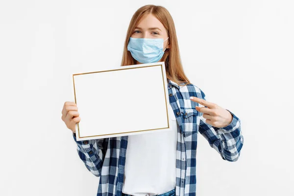 Jovem Mulher Máscara Protetora Segurando Sinal Branco Com Espaço Cópia — Fotografia de Stock