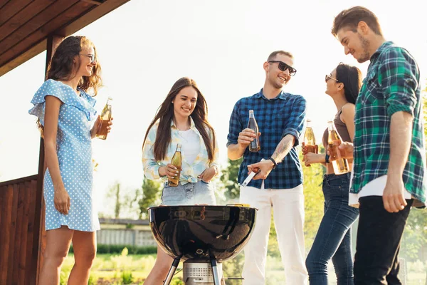 Gruppe Von Menschen Die Einen Grill Herum Stehen Freien Grillen — Stockfoto