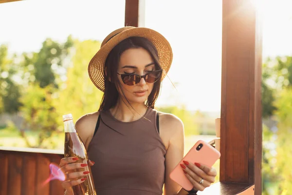 Giovane Bella Donna Cappello Estivo Occhiali Sole Beve Drink Utilizza — Foto Stock