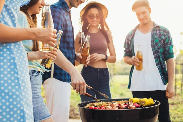 Mann Brät Fleisch Und Gemüse Freien Auf Dem Grill Dreht — Stockfoto