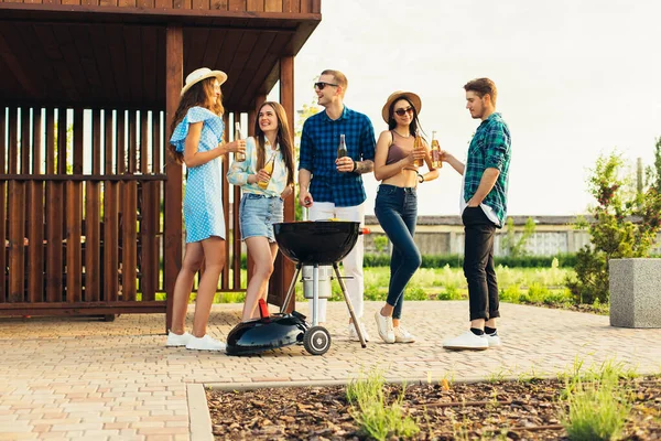 Gruppe Fröhlicher Junger Freunde Sommerkleidung Freunde Haben Spaß Trinken Getränke — Stockfoto