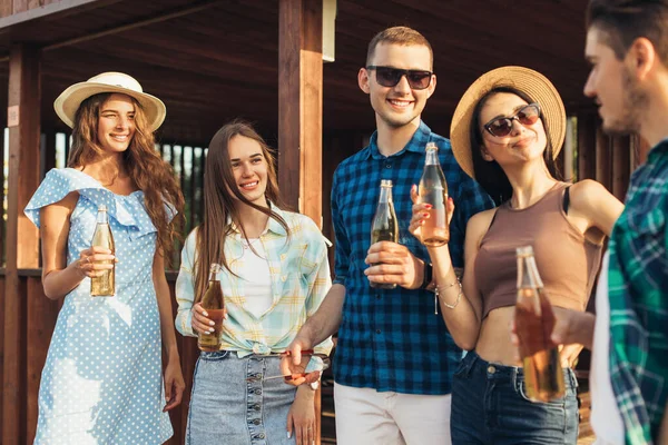 Grupo Jovens Amigos Felizes Roupas Verão Amigos Divertir Beber Bebidas — Fotografia de Stock