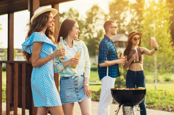 Jovens Amigos Divertem Fritando Carne Desfrutando Churrasco Com Bebidas Dia — Fotografia de Stock