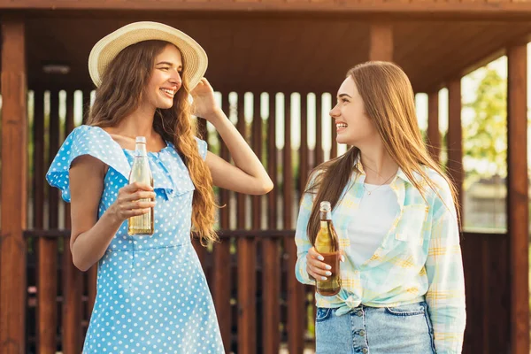 Dvě Krásné Mladé Přítelkyně Pít Studenou Limonádu Mladé Ženy Letním — Stock fotografie