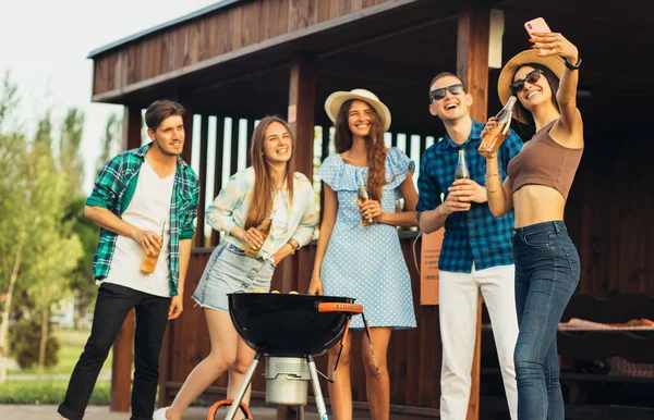 Glückliche Junge Freunde Grillen Und Trinken Fleisch Der Natur Zubereiten — Stockfoto