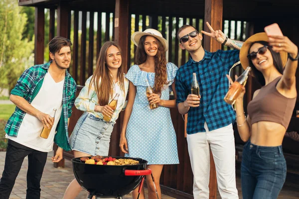 Glückliche Junge Freunde Grillen Und Trinken Fleisch Der Natur Zubereiten — Stockfoto